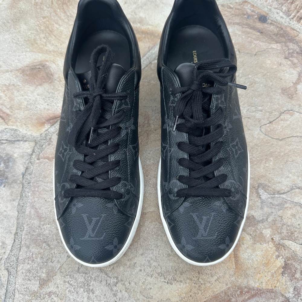 Authentic Men’s Louis Vuitton Black Sneakers Sleek Leather Monogram